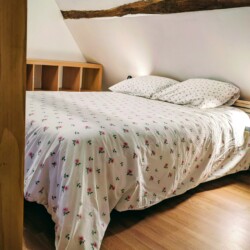 chambre indépendante en mezzanine avec un lit double